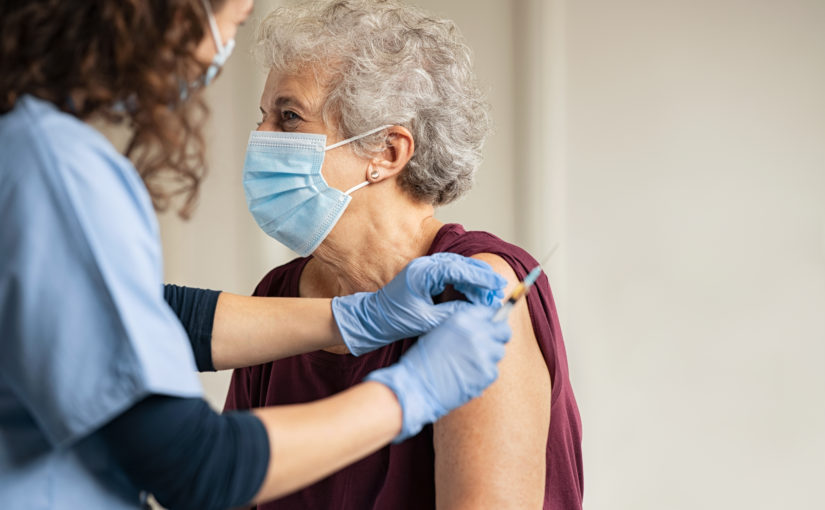 Covid-19 : vacciner en priorité les personnes âgées et leurs soignants