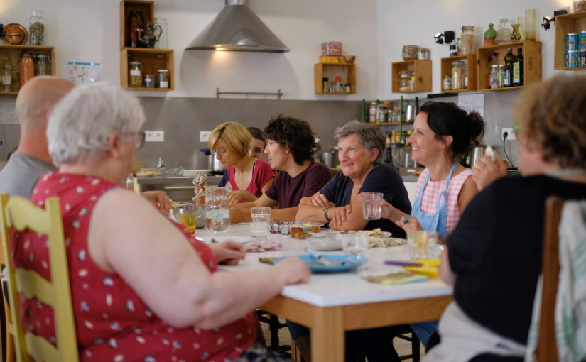 Des cantines de quartier pour vaincre la solitude